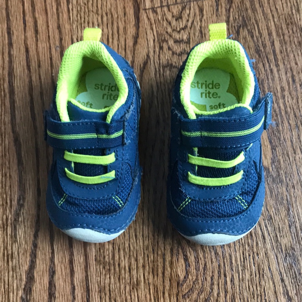 Stride rite sneakers size 4w